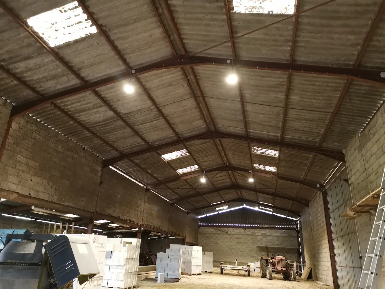 Rénovation électrique d'un hangar réalisée par CC ELEC à Viviers-lès-Montagnes