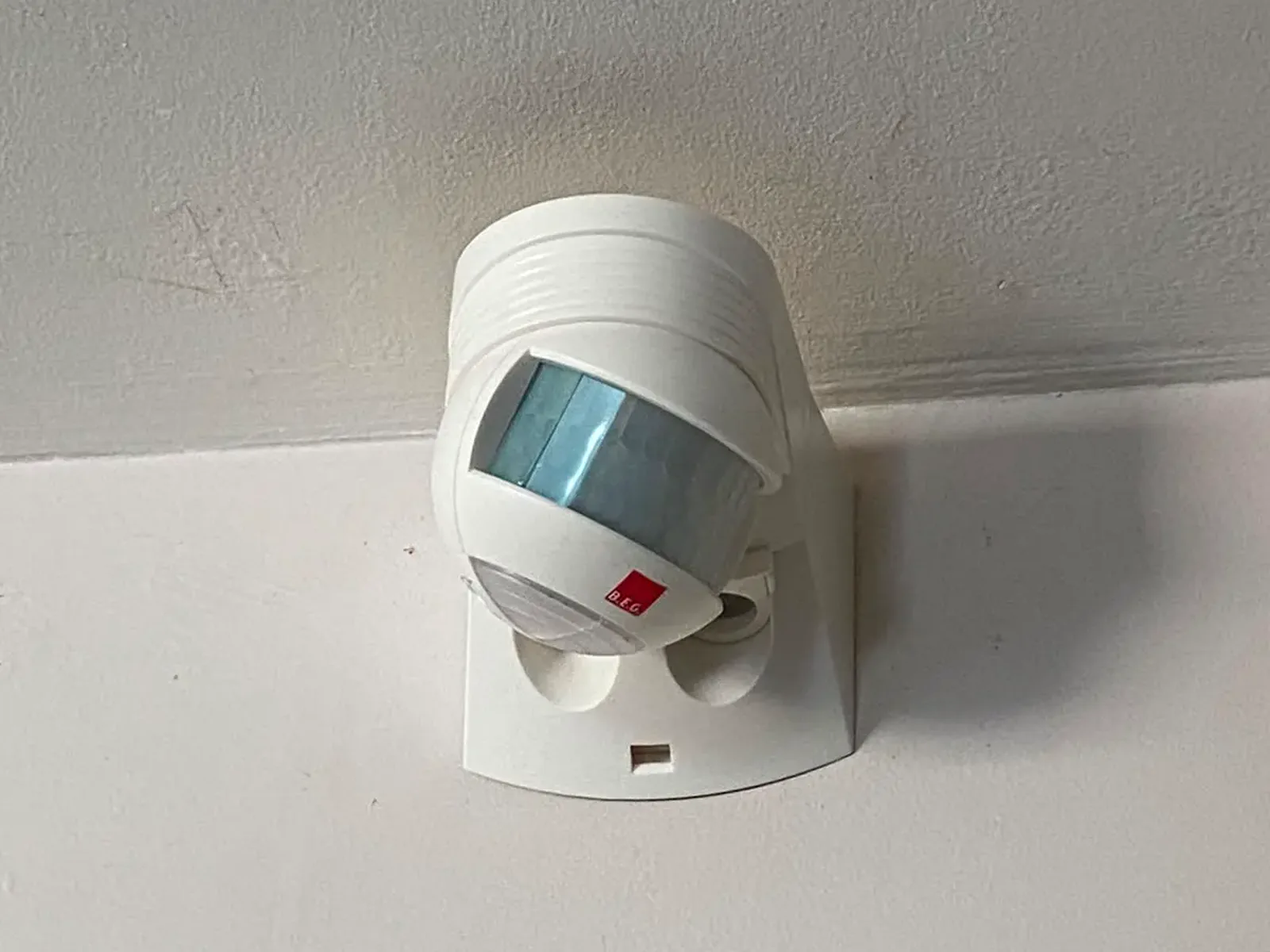 Détecteur de mouvement d'alarme intrusion fixé en angle de pièce
